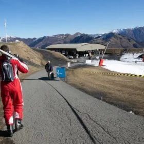 Une station de ski se fait livrer de la neige par hélicoptère : des dynamiques de partie prenante d'une transition juste en question