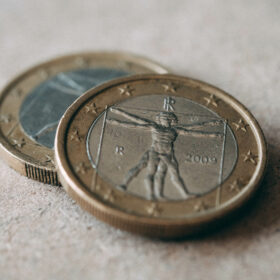 Découvrez comment la CSRD transforme le reporting ESG en 2024. Analyses et stratégies pour se préparer à la nouvelle directive