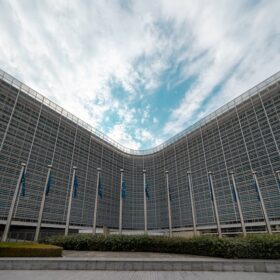 Découvrez comment la CS3D redéfinit la diligence raisonnable des entreprises : champ et règles d'application, implications stratégiques