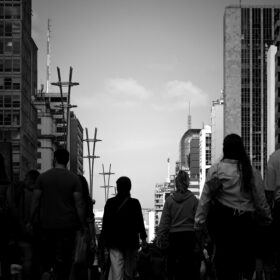 Comment les frais de recrutement piègent les travailleurs migrants dans du travail forcé? Guide pratique pour un procurement éthique.